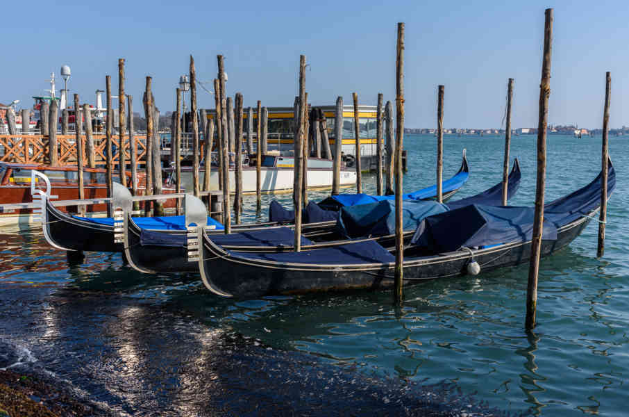 Italia - Venecia 077 - Riva degli Schiavoni - góndolas.jpg